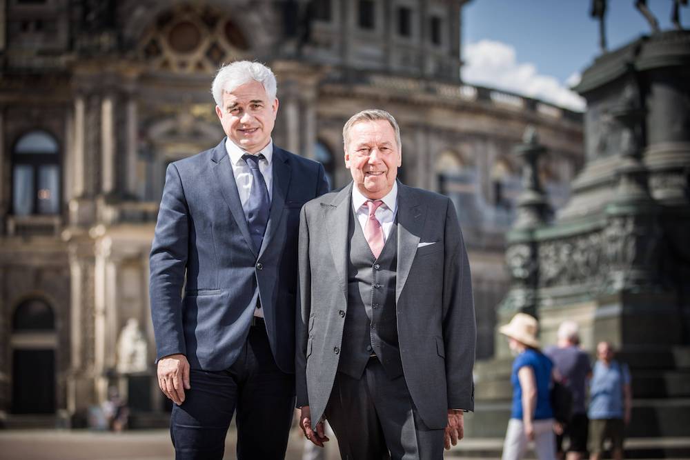 Eine harmonische Aufnahme vor Beginn des SemperOpernball-Skandals: Der umstrittenen Ballchef Hans-Joachim Frey mit Roland Kaiser.