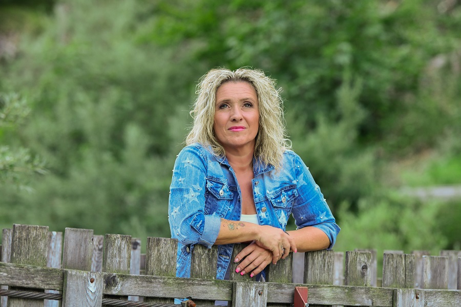 Daniela Alfinito präsentiert ihr neues Video zur Single “Warum?”.