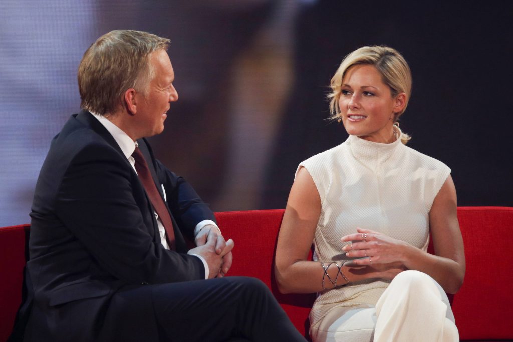 Moderator Johannes B. KERNER im Gespraech mit Saengerin Helene FISCHER, Ein Herz fuer Kinder - TV Spendengala in Berlin, Deutschland am 05.12.2015.