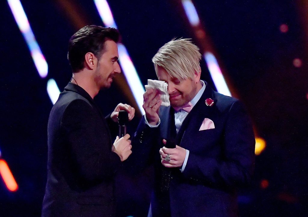 Ross Antony wischt sich neben Florian Silbereisen mit einem Taschentuch die Traenen weg live auf der Buehne beim "Schlagerchampions - Das grosse Fest der Besten" im Velodrom am 11.01.2020 in Berlin.