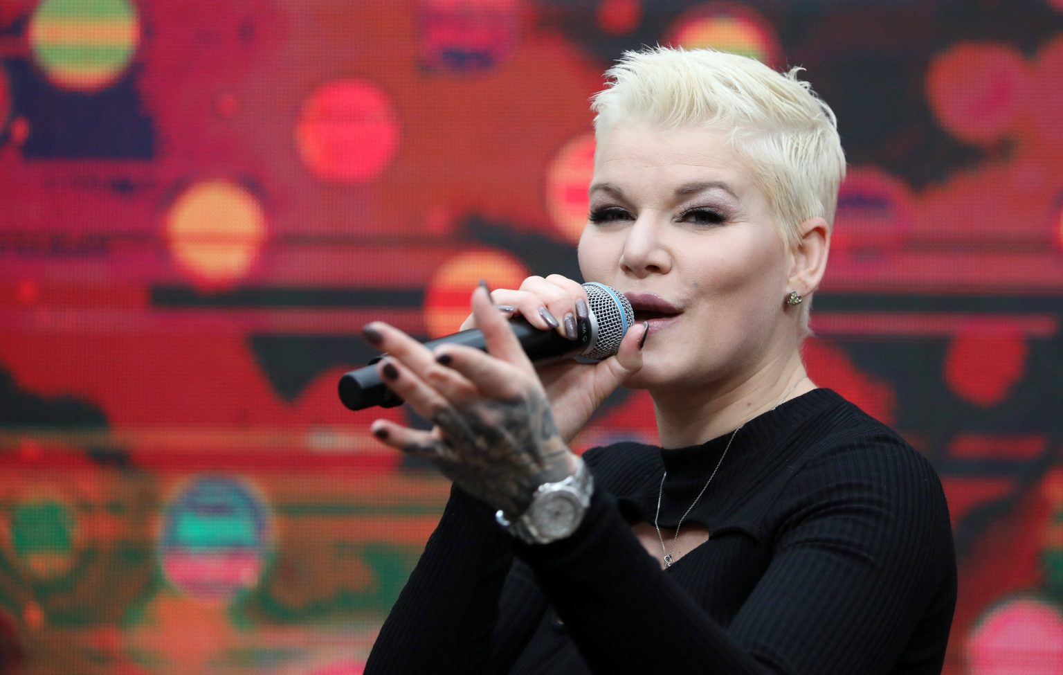 Rechtsradikale Zwischenrufe: Melanie Müller bricht Auftritt ab