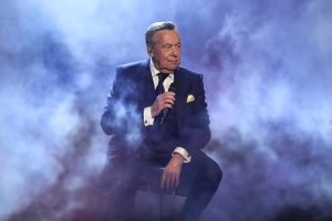 Roland Kaiser: Konzert in der Waldbühne endet überraschend – “Nass bis auf die Knochen”