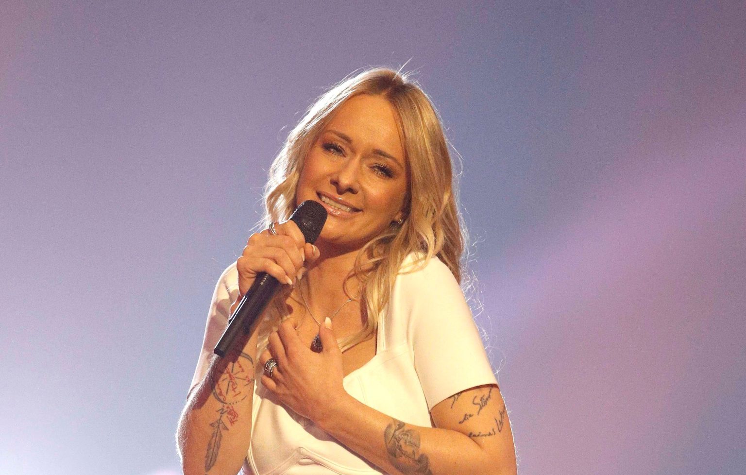 Weihnachtszauber: Christin Stark präsentiert stolz ihren nackten Babybauch