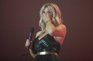 „Nackt über die Bühne gelaufen“: Beatrice Egli bekommt überraschenden Besuch