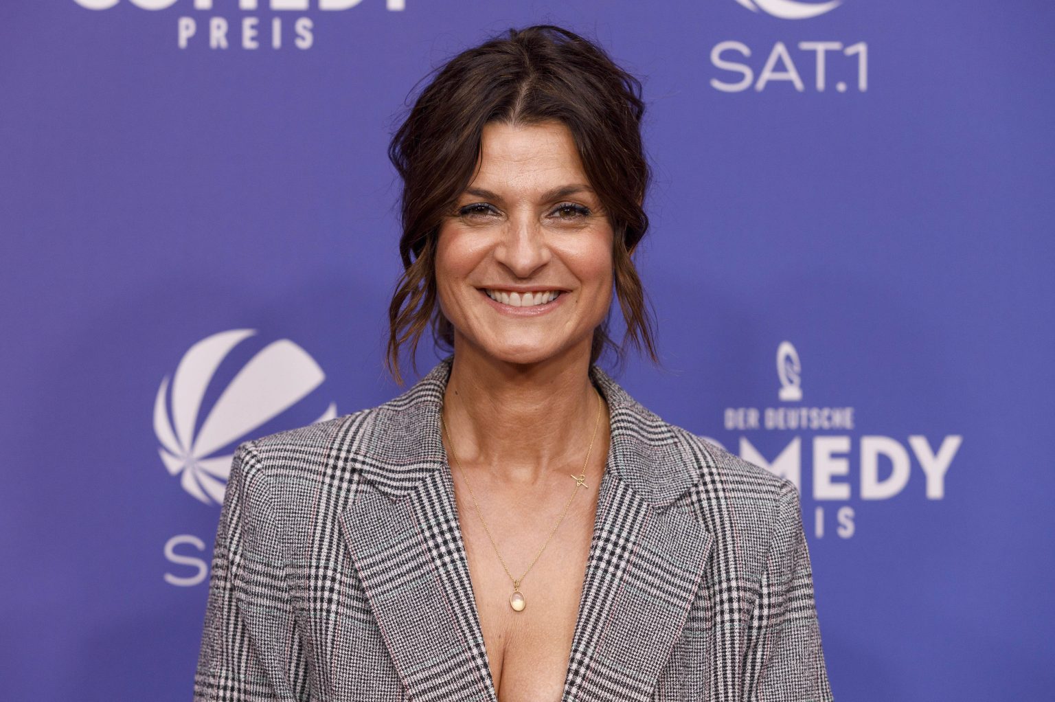 Ohne Haarteil: So sieht die beliebte Sat.1-Moderatorin wirklich aus