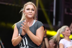 Sophia Thiel: „Baywatch!“ – Sie begeistert ihre Fans im oberscharfen roten Badeanzug!
