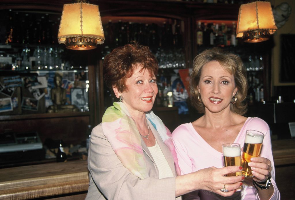 Lotti Krekel und ihre Schwester Hildegard Krekel am Set der WDR Serie "Anrheiner" 2002