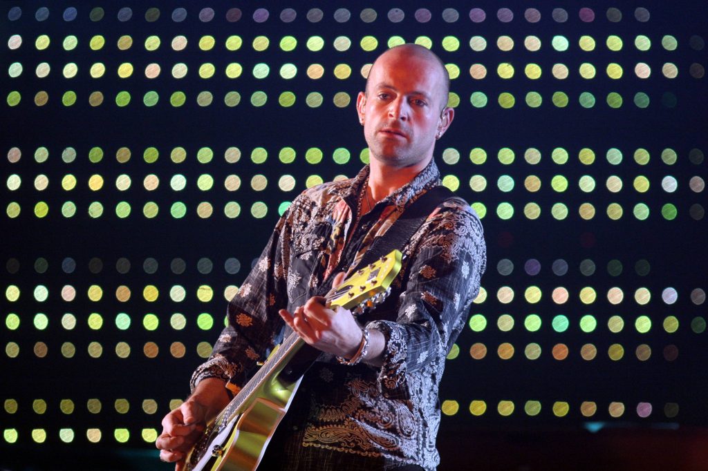 Gitarrist Andreas Becker während eines Konzerts von Peter Maffay