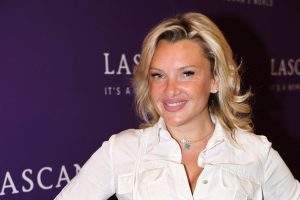 Evelyn Burdecki begeistert im knappen Badeanzug mit XXL-Dekolleté