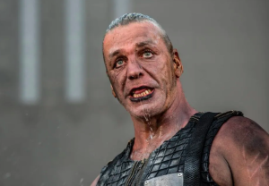 „Es wird blutig!“ Till Lindemann meldet sich bei seinen Fans zurück!