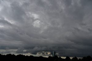Ein Unwetter braut sich über einer Stadt zusammen