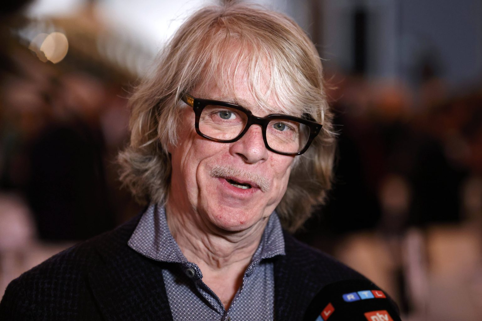 “Die Politik hilft dabei auch noch mit”: Helge Schneider über die “Spaltung der Gesellschaft”