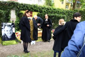 Skandal bei Fritz Weppers Beerdigung: Gast attackiert Witwe am Mikrofon