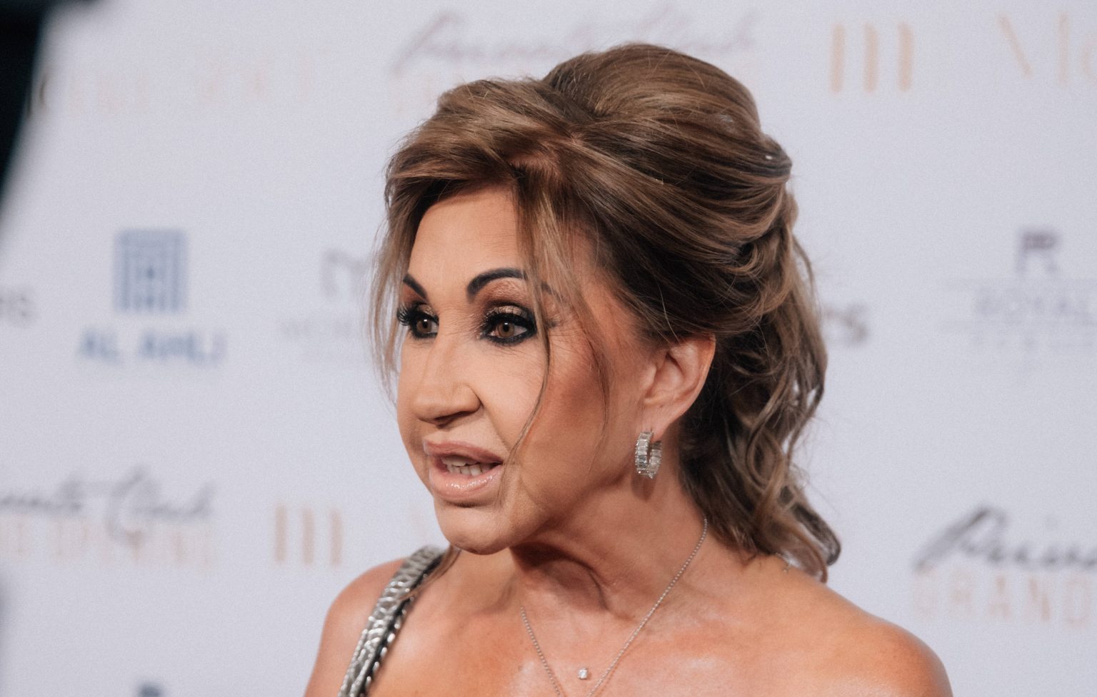 Was sagt Robert dazu? Carmen Geiss küsst einen anderen Mann