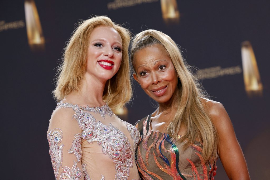 Anna Ermakova mit Mutter Angela bei der Gala des Deutschen Fernsehpreis, 2023
