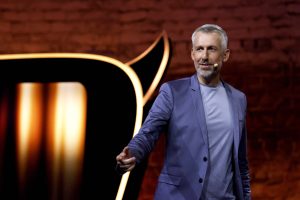 “TV Total”: DSDS-Star überreicht Sebastian Pufpaff ein Ekel-Geschenk