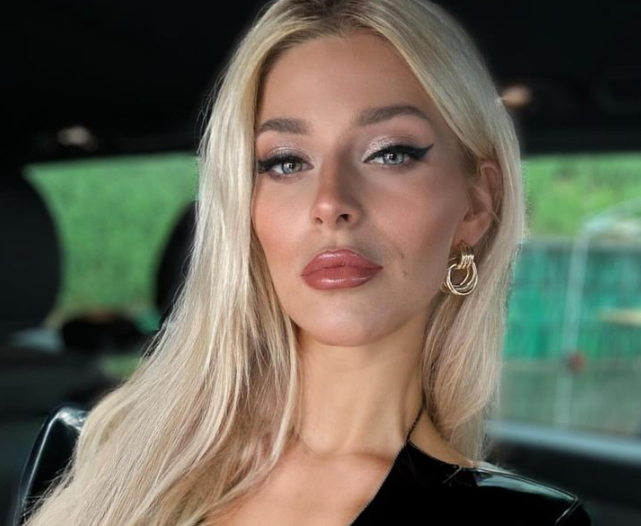 Schlager-Star knutscht mit neuem Partner – Detail auf vermeintlich perfektem Foto erntet Spott