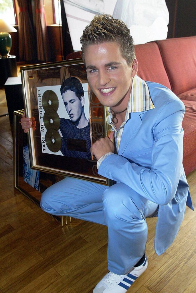 Alexander Klaws mit seiner Goldenen Schalplatte, 20023