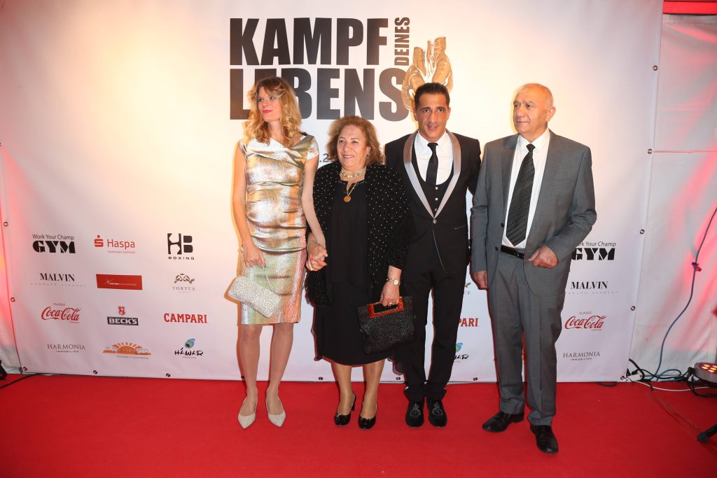 Janina Otto mit Schwiegermutter Fatma und Ismail Özen mit Vater Riza, 2018