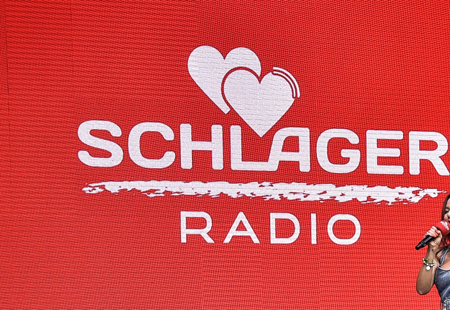 Überfall an der Haustür: Schlager-Moderatorin brutal attackiert