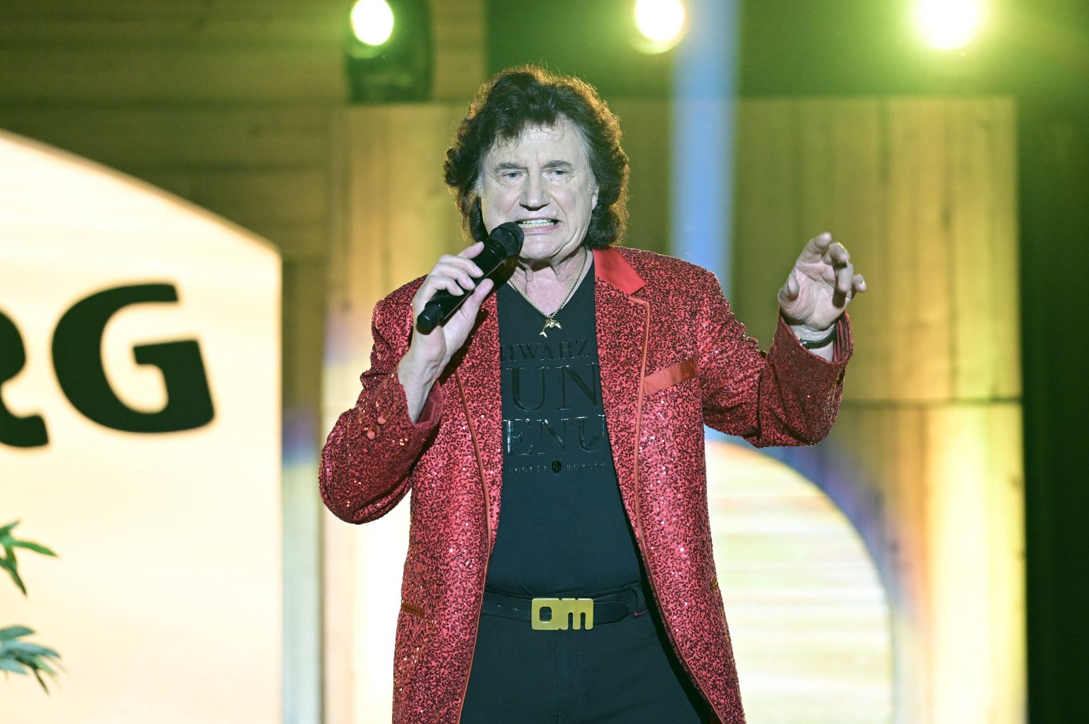 Schlagerstar sorgt mit Weltfrauentags-Video für Empörung – Stefan Raab mit Feminismus-Nachhilfe