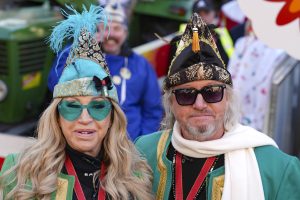 Karneval in Köln: Die Geissens auf dem Festwagen in schusssicheren Westen