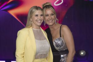 Silikon-Brüste werden zur Qual: Schlagersängerin bereut Beauty-OP