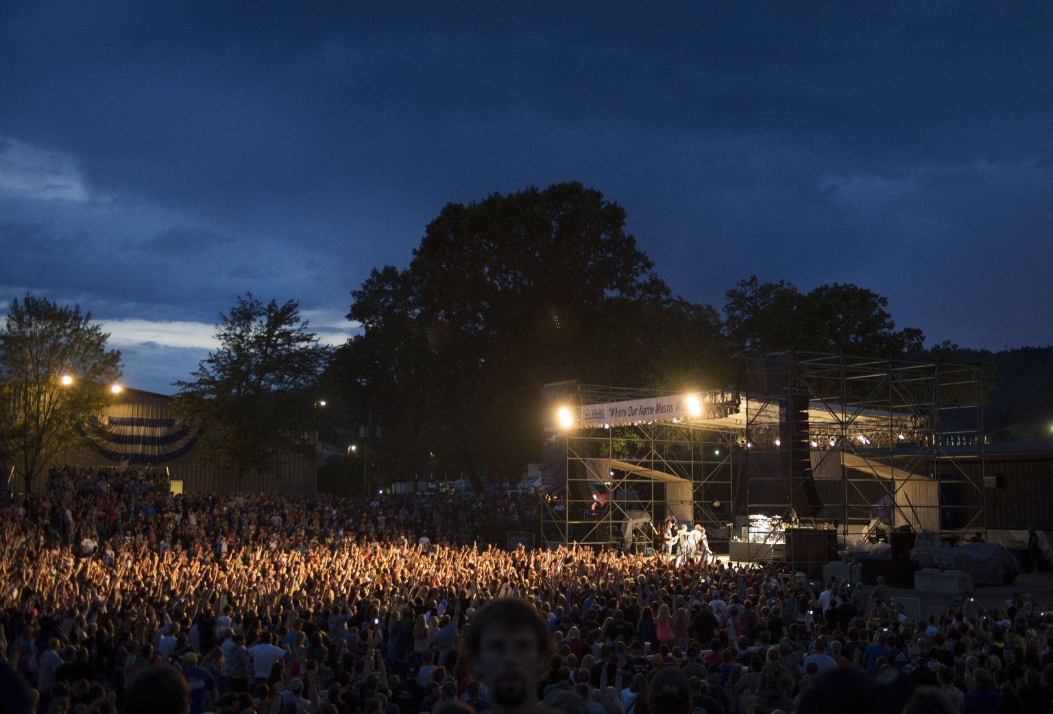 Bekannte Rock-Band  sagt Tour ab:  Sänger an Krebs im Endstadium erkrankt