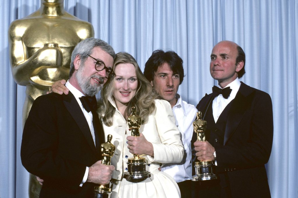 Robert Benton, Meryl Streep, Dustin Hoffman und Stanley R. Jaffe (v.l.n.r.) hinter den Kulissen der Oscarverleihung 1979