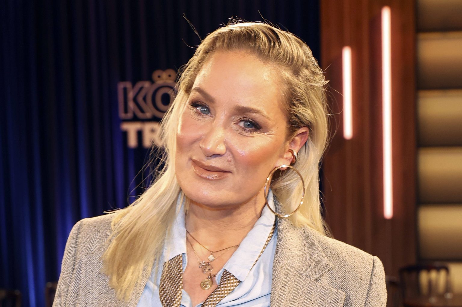 Heiße Urlaubsgrüße: Janine Kunze heizt Fans im knappen Einteiler ein