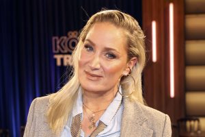 Heiße Urlaubsgrüße: Janine Kunze heizt Fans im knappen Einteiler ein