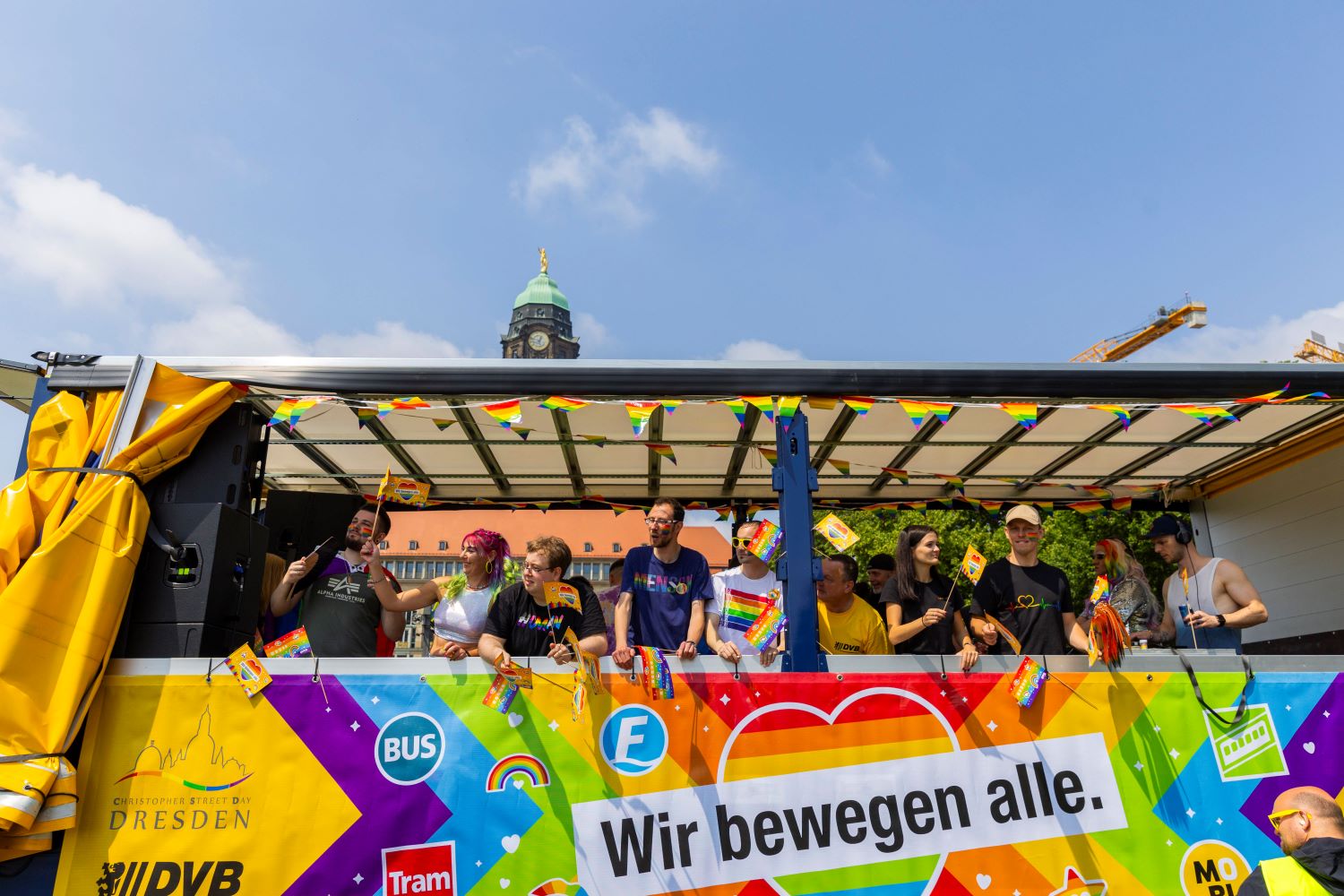 Zwei Welten in Dresden: Promis feiern beim CSD trotz Neonazi-Aufmarsch