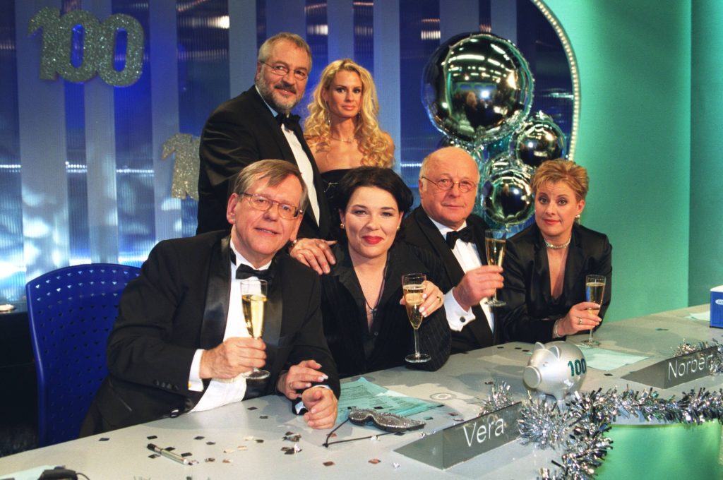 Björn-Hergen Schimpf mit Bianca (hinten) und H. Feuerstein, V. Int-Veen, N. Blüm, T. Schumann (vorn v.l.) in "Was bin ich?", 2003