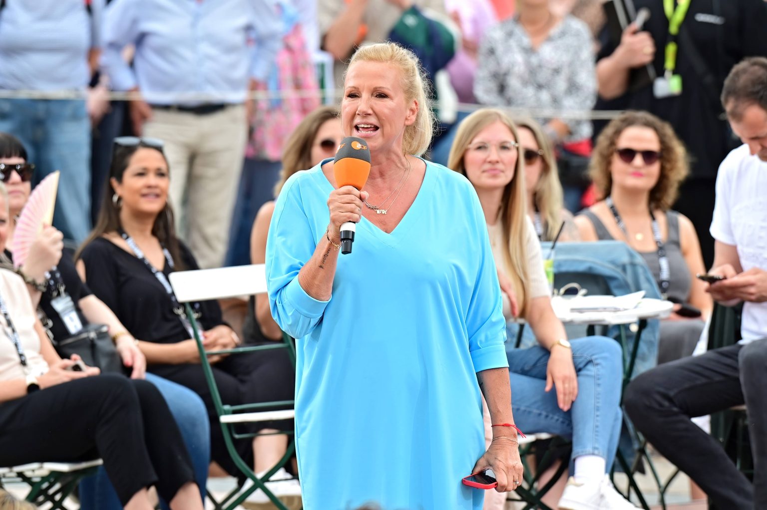 Andrea Kiewel im “Fernsehgarten” verspottet – Netz lästert über ihr Outfit