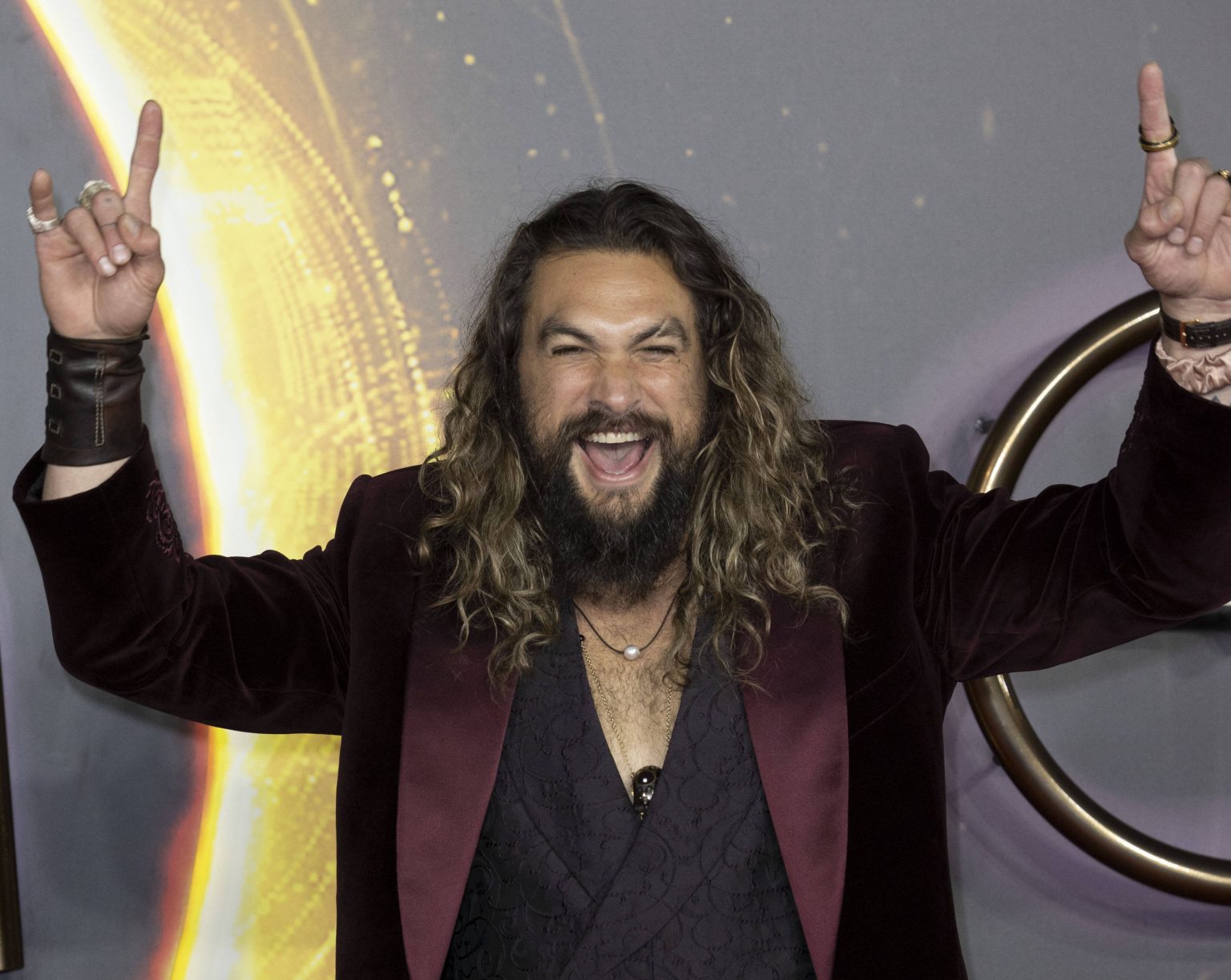 Das Netz dreht durch: Jason Momoa rasiert sich Bart ab – und ist nicht wiederzuerkennen