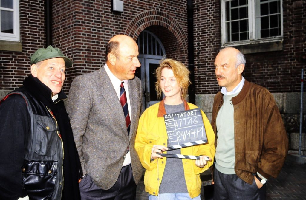 Regisseur Jürgen Roland, Manfred Krug, Katja Studt und Charles Brauer bei Dreharbeiten der Krimiserie Tatort, 1991