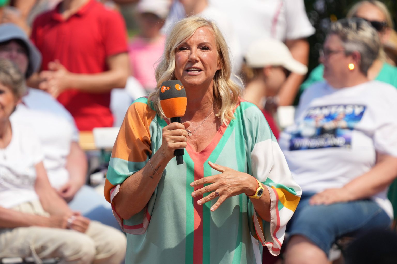 Erschreckender Grund: Andrea Kiewel überrascht mit Bodyguards im “Fernsehgarten”