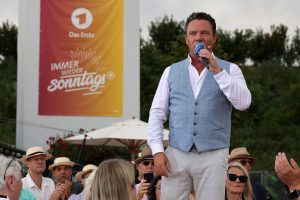 Tragödie bei “Immer wieder sonntags”: Junge Mutter stirbt im Publikum