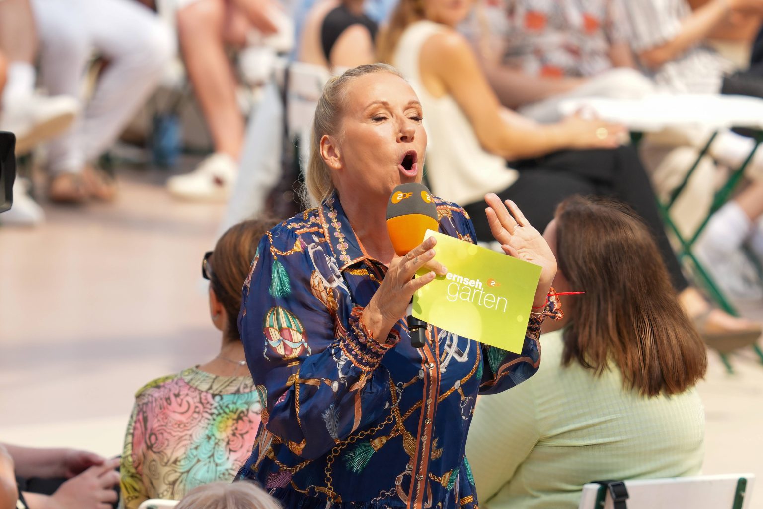 Andrea Kiewel ahnt Schlimmes: “Fernsehgarten”-Gast lässt plötzlich die Hüllen fallen