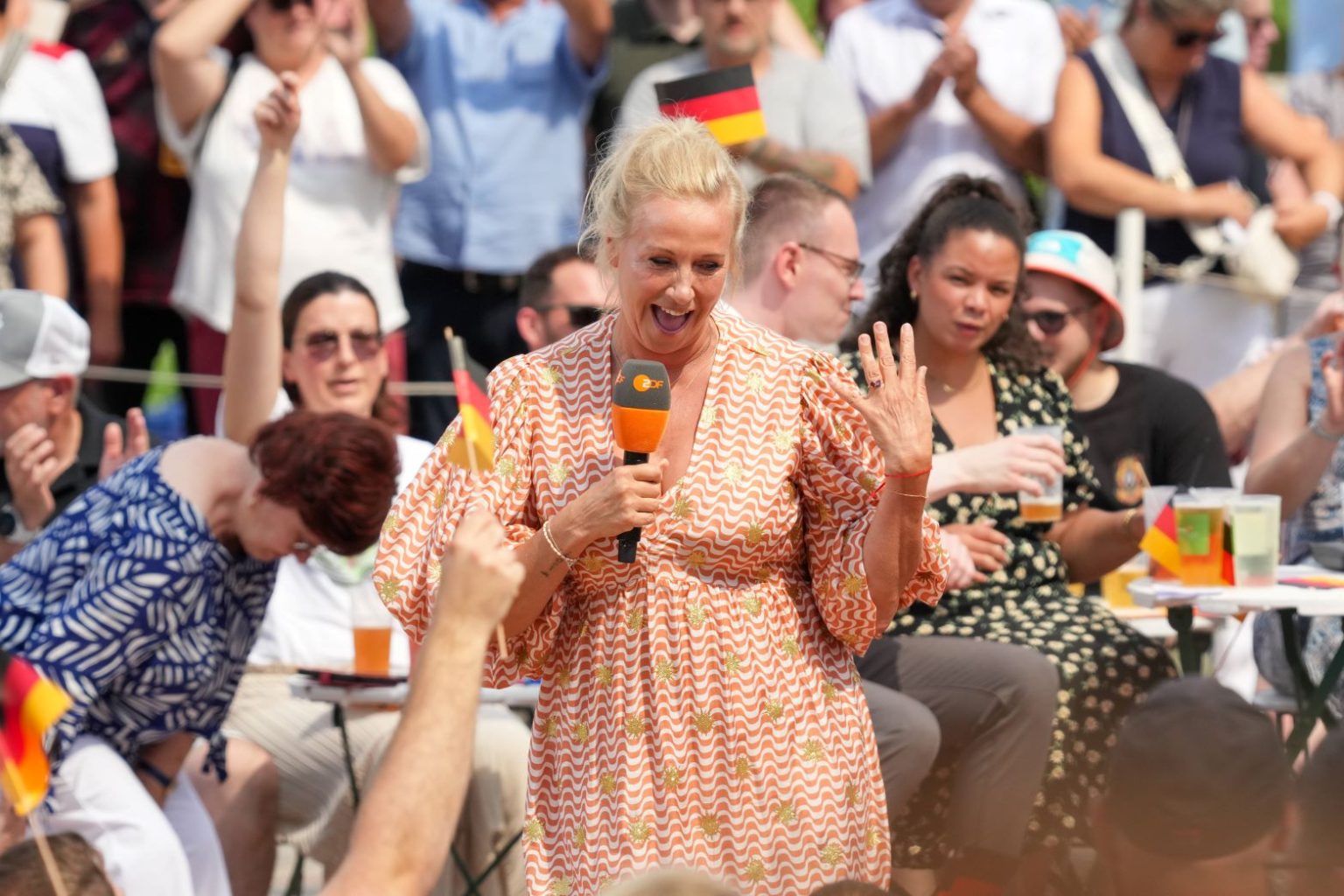 ZDF-“Fernsehgarten”: Kuriose Szenen im Publikum – Kiwi bekommt nichts mit