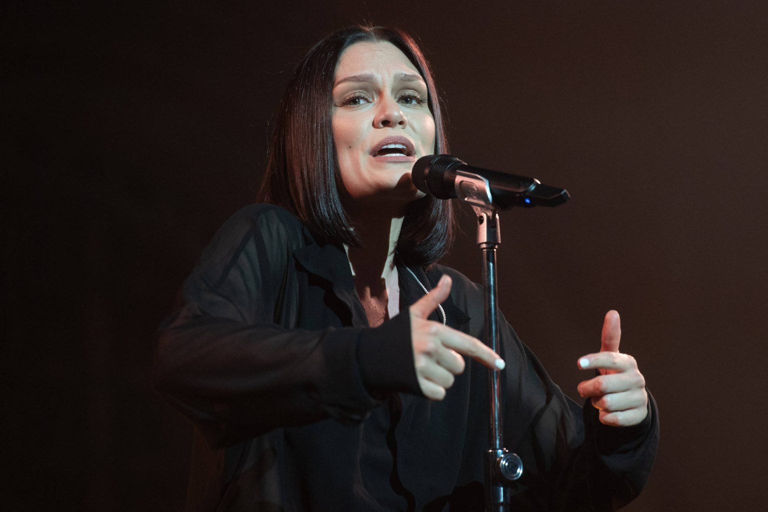 Klinikrückkehr nach OP – Krebskranke Sängerin kämpft mit Rückschlag