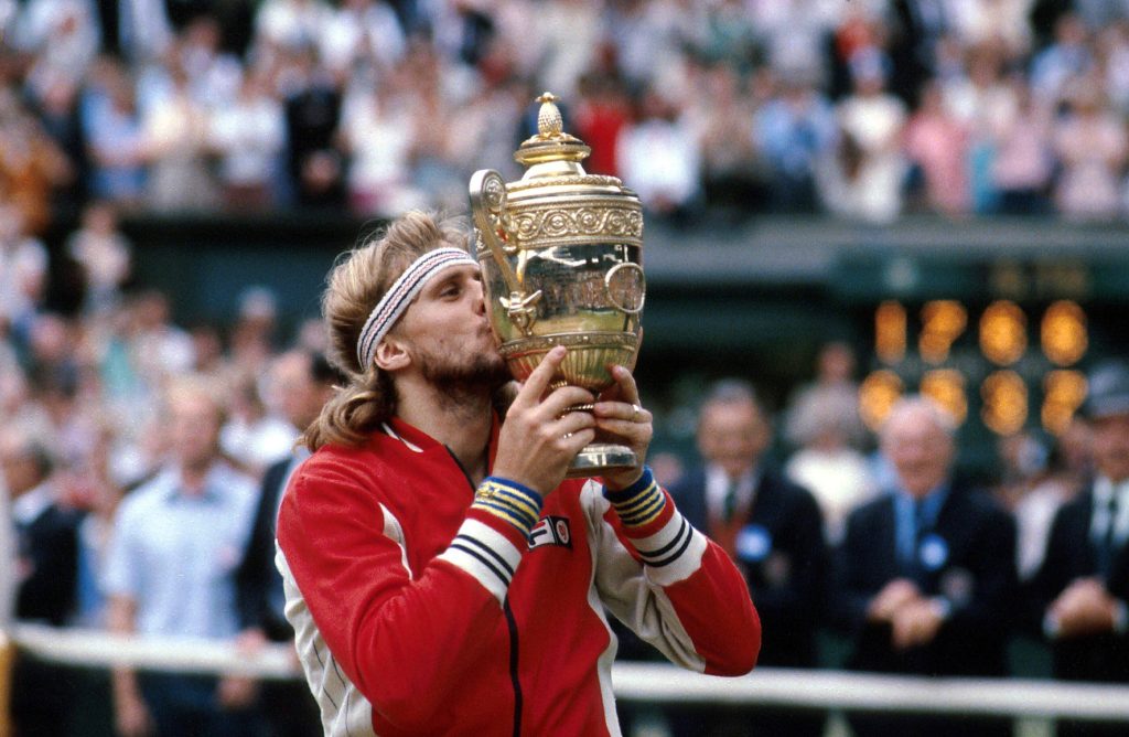 BJÖRN BORG feiert den Sieg im Wimbledon-Finale der Herren-Einzelmeisterschaften 1980.