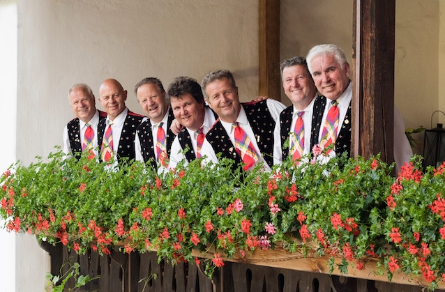 Albin Gross (1. von rechts) kommt ohne Norbert Rier (3. von rechts) in das Studio der NDR-Sendung “DAS!”.