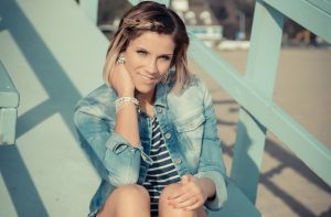 Im Interview erzählt Anna-Maria Zimmermann von ihrem neuen Album “himmelbLAu” und dem modernen Schlager.