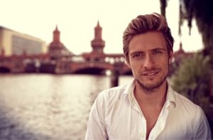 Jörn Schlönvoigt öffnet Augen und Ohren für “Tausend Wunder”.