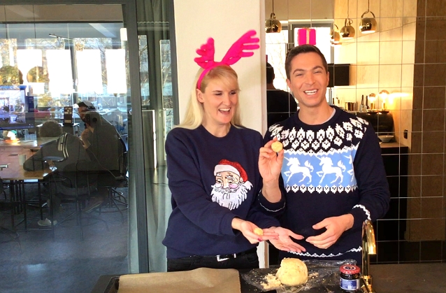 Julian David zeigt uns bei den “Schlagerköchen” wie man“Husarenkrapfen” macht.