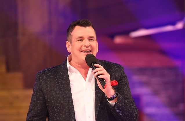 Marc Pircher präsentiert uns seine neue Party-Single “Comme Ci, Comme Ca”.