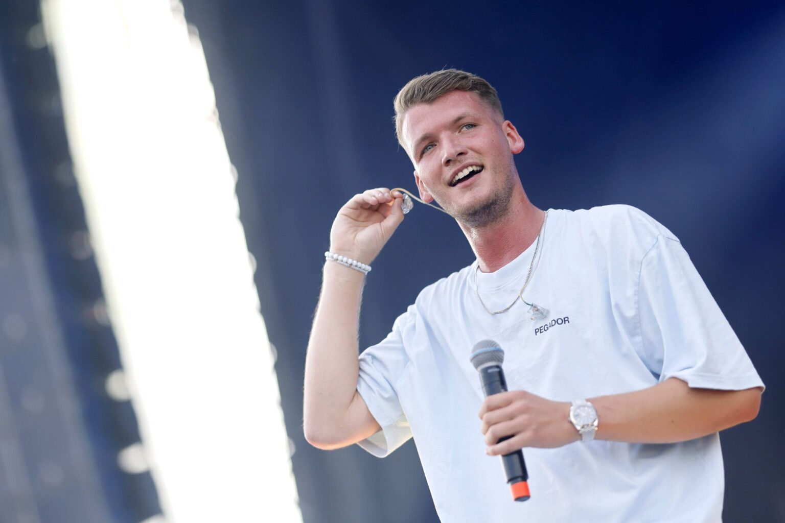 Ist SIE Julian Sommers neue Freundin? Partyschlager-Star kuschelt öffentlich mit 37 Jahre älterer Frau